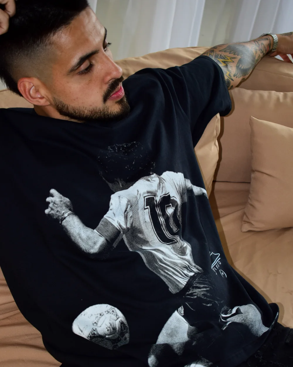 Fabricio Báez, creador de RESERVED, con la remera Maradona
